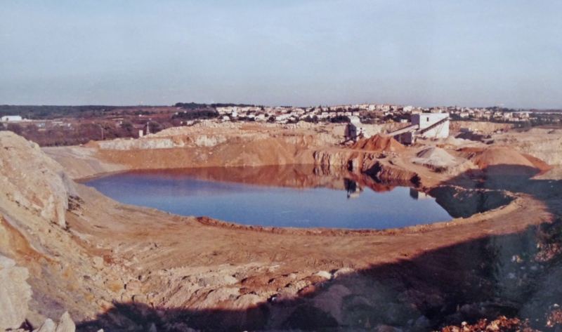La carrière et le lac du Crès