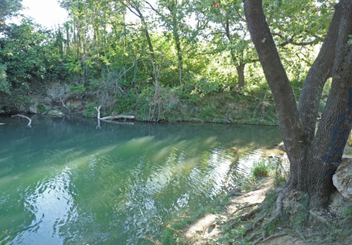 En aval du barrage de la Piscière