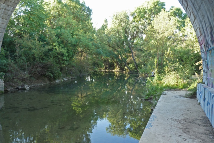 En aval du barrage de la Piscière