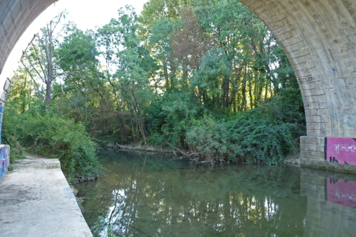 En aval du barrage de la Piscière