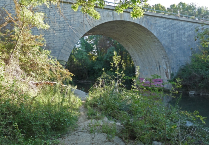 En aval du barrage de la Piscière